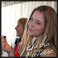 sasha pieterse tasting best chocolate best caramel of Cocopotamus at the Golden Globe Awards
